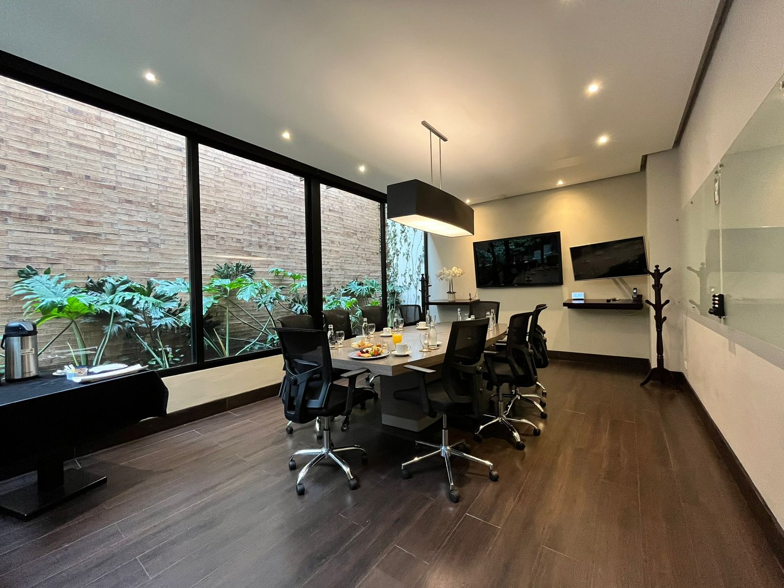 93 Luxury Suites