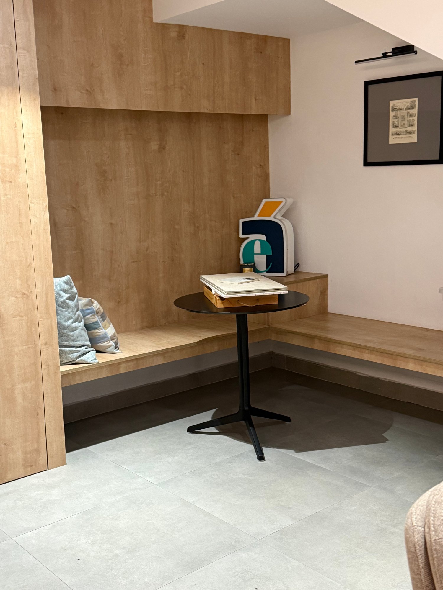 Mini sala round table