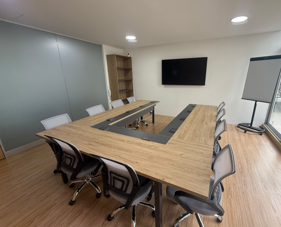 Sala Ejecutiva con Balcón Privado