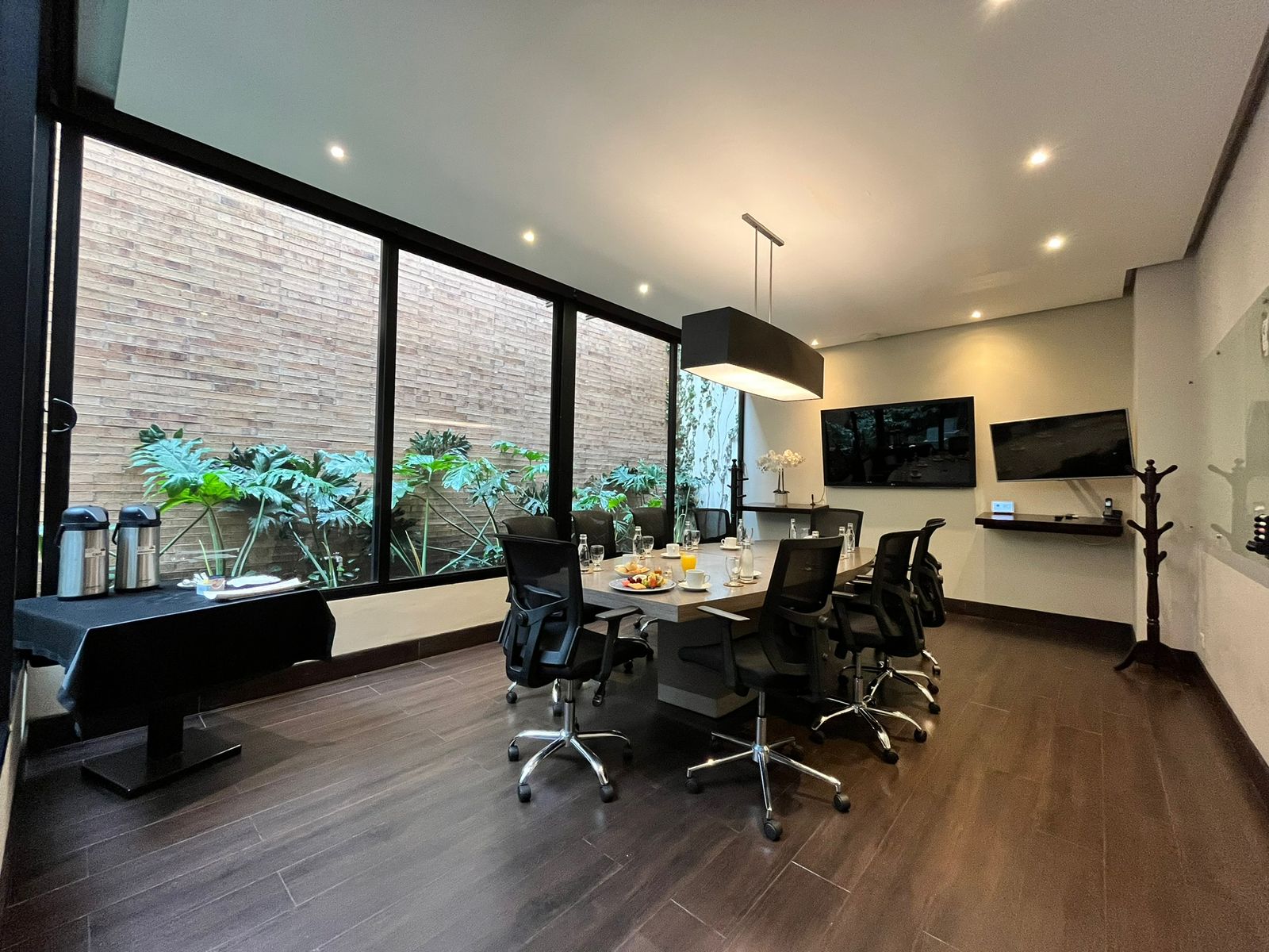 93 Luxury Suites